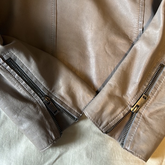 Leather jacket in light grey. - Picture 7 of 10